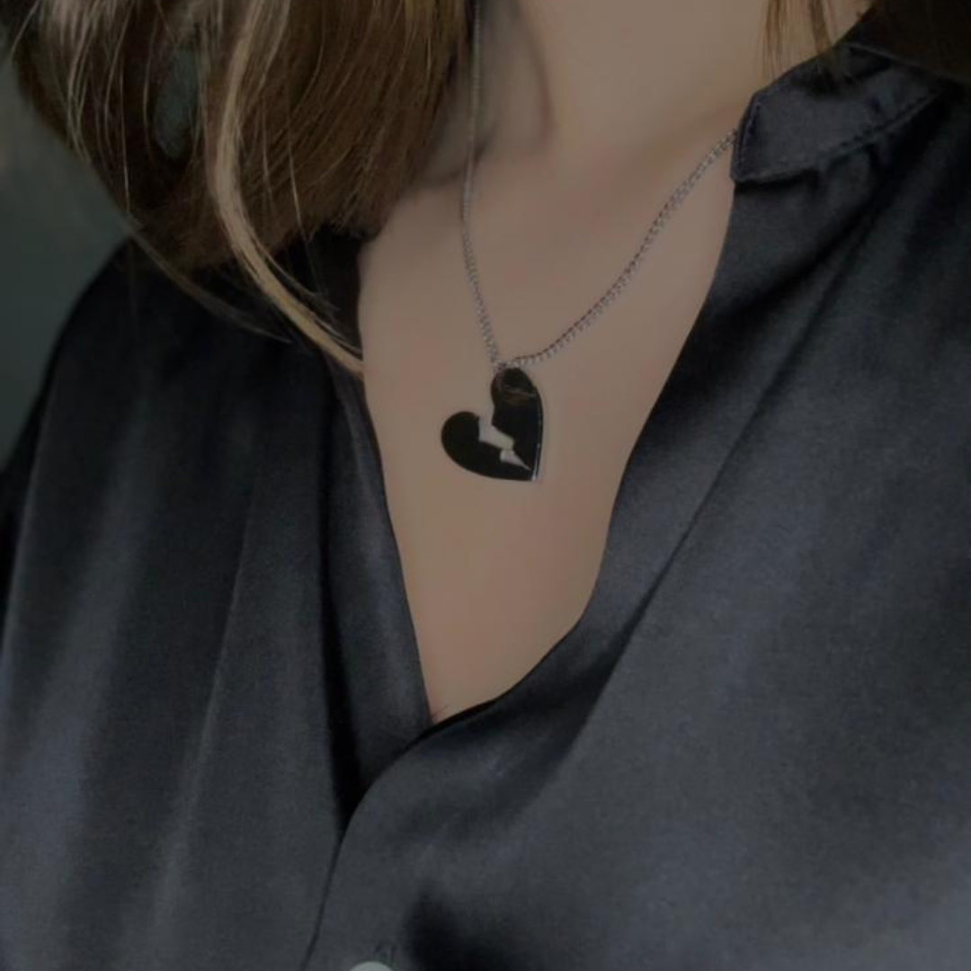 Gebrochenes Herz Kette aus 316L Edelstahl: Hochwertige Edelstahlkette mit einzigartigem gebrochenem Herzanhänger. Stilvoll und zeitlos. Perfekt für jeden Look.
