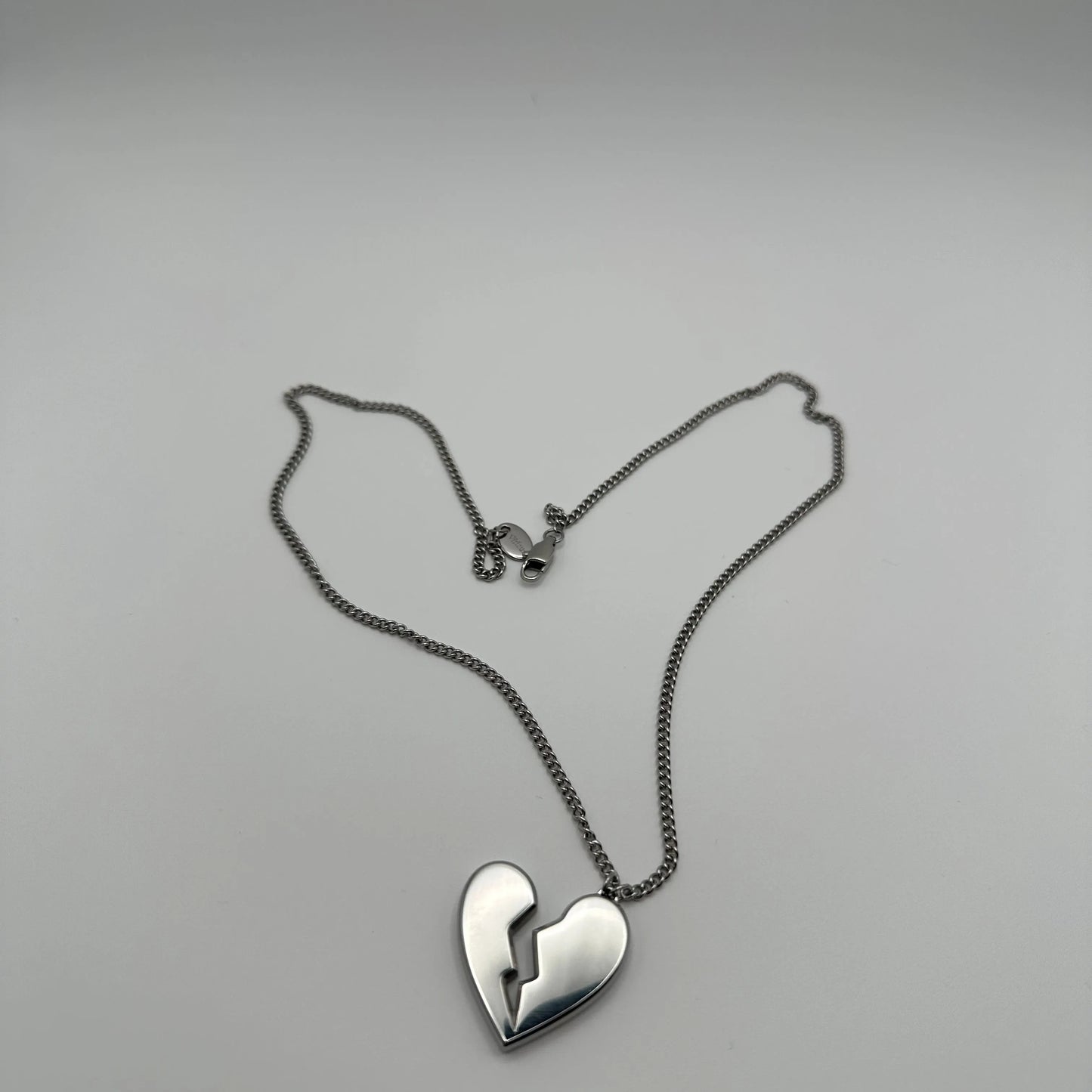 Gebrochenes Herz Kette aus 316L Edelstahl: Hochwertige Edelstahlkette mit einzigartigem gebrochenem Herzanhänger. Stilvoll und zeitlos. Perfekt für jeden Look.