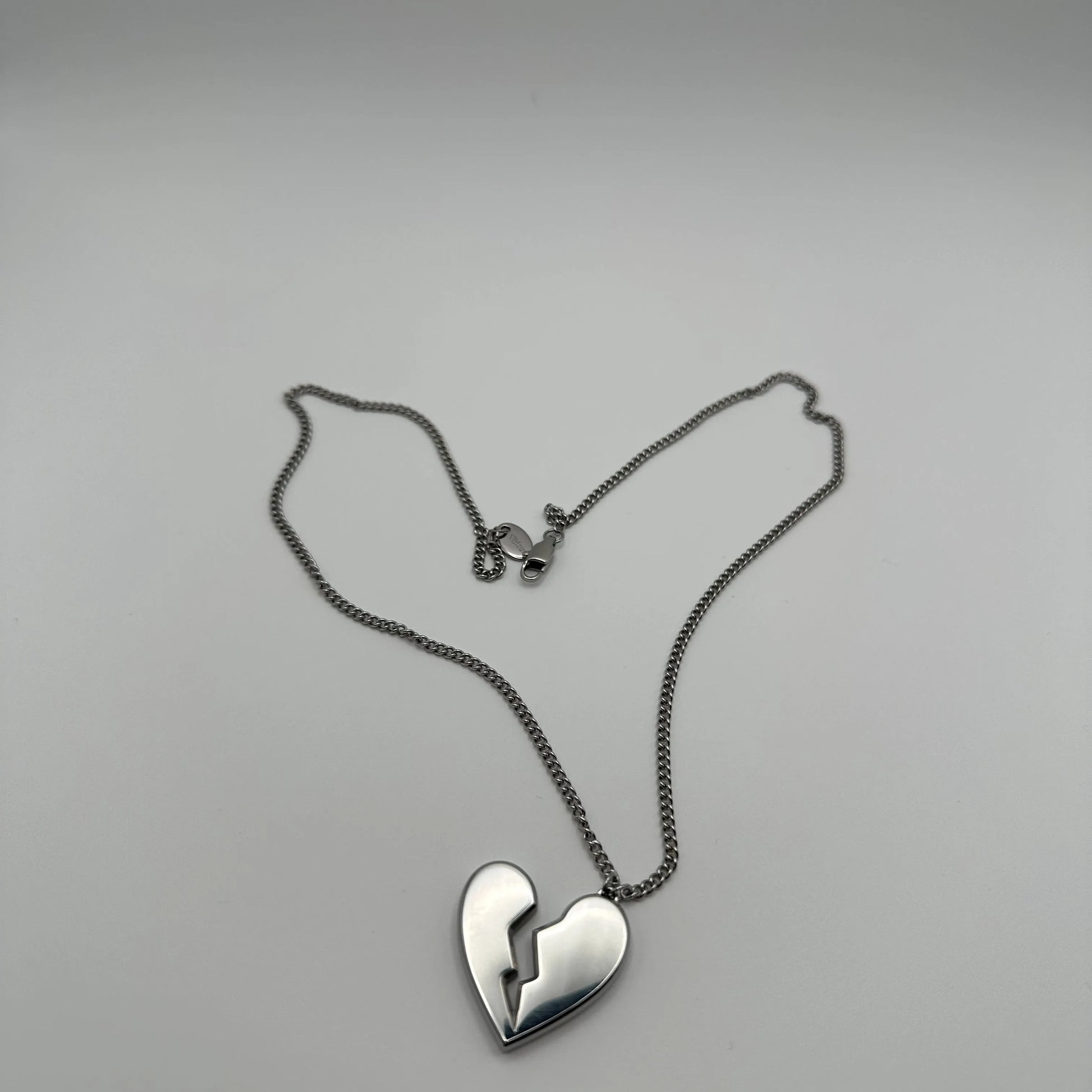 Gebrochenes Herz Kette aus 316L Edelstahl: Hochwertige Edelstahlkette mit einzigartigem gebrochenem Herzanhänger. Stilvoll und zeitlos. Perfekt für jeden Look.