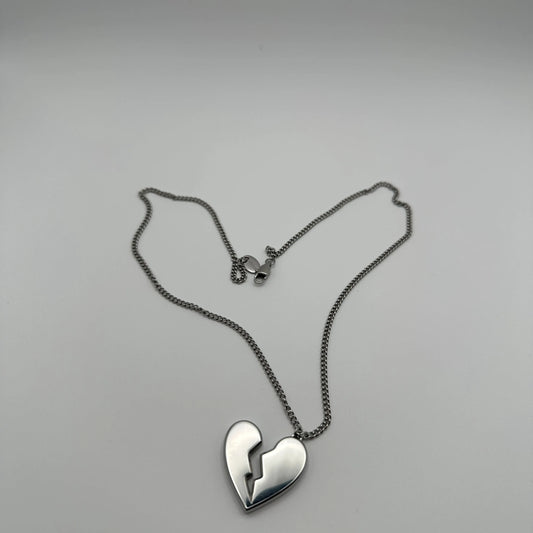 Gebrochenes Herz Kette aus 316L Edelstahl: Hochwertige Edelstahlkette mit einzigartigem gebrochenem Herzanhänger. Stilvoll und zeitlos. Perfekt für jeden Look.